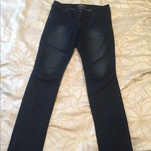Dark skinny jeans with back pocket embellishments